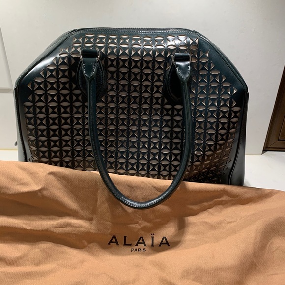 NWT Alaia Large Laser Cut Handbag with pouch and mirror. Black. $3500 retail - Picture 9 of 17